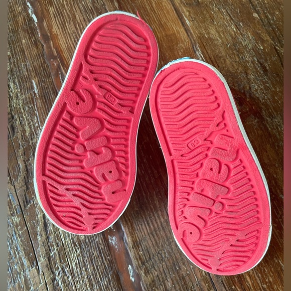 Red Native Jefferson water friendly slip-on sneakers size 8 - Picture 2 of 3